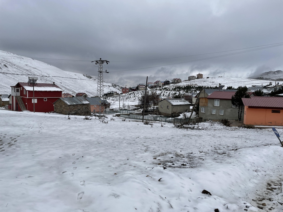 Bayburt\'un yüksek kesimlerine kar yağdı
