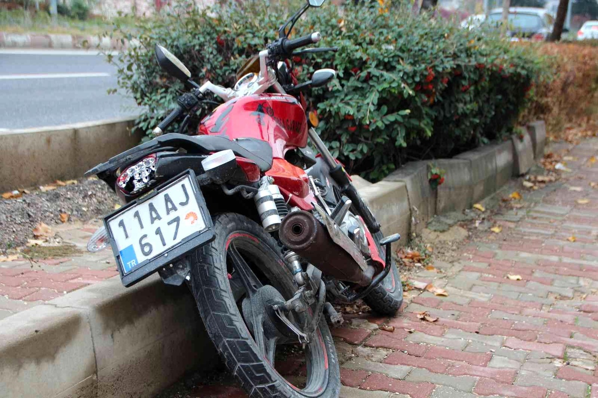 Bilecik\'te motosiklet ile otomobil çarpıştı 2 kişi yaralandı
