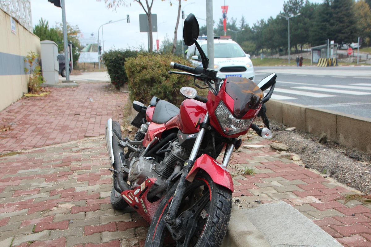 Bilecik\'te motosikletle otomobilin çarpışması sonucu 2 kişi yaralandı