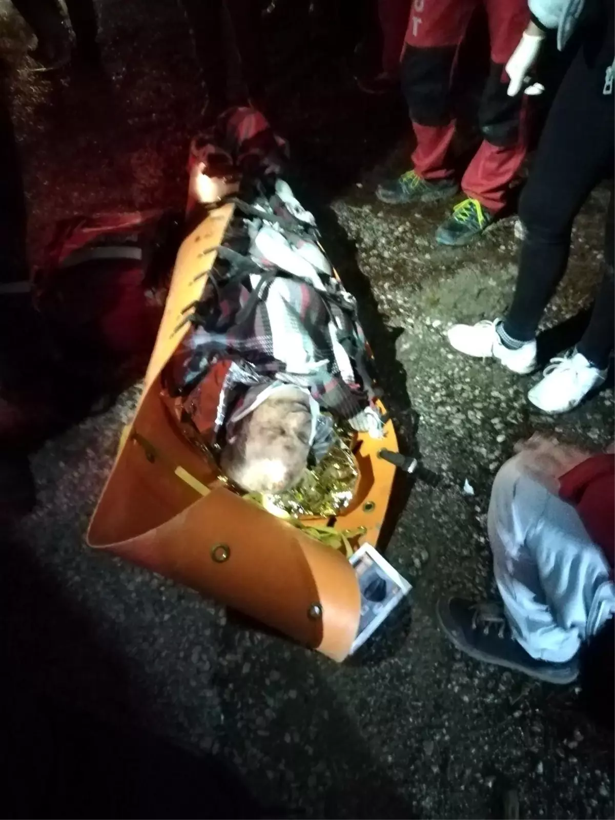 Dağda kaybolan yaşlı adam ormanlık alanda bitkin halde bulundu