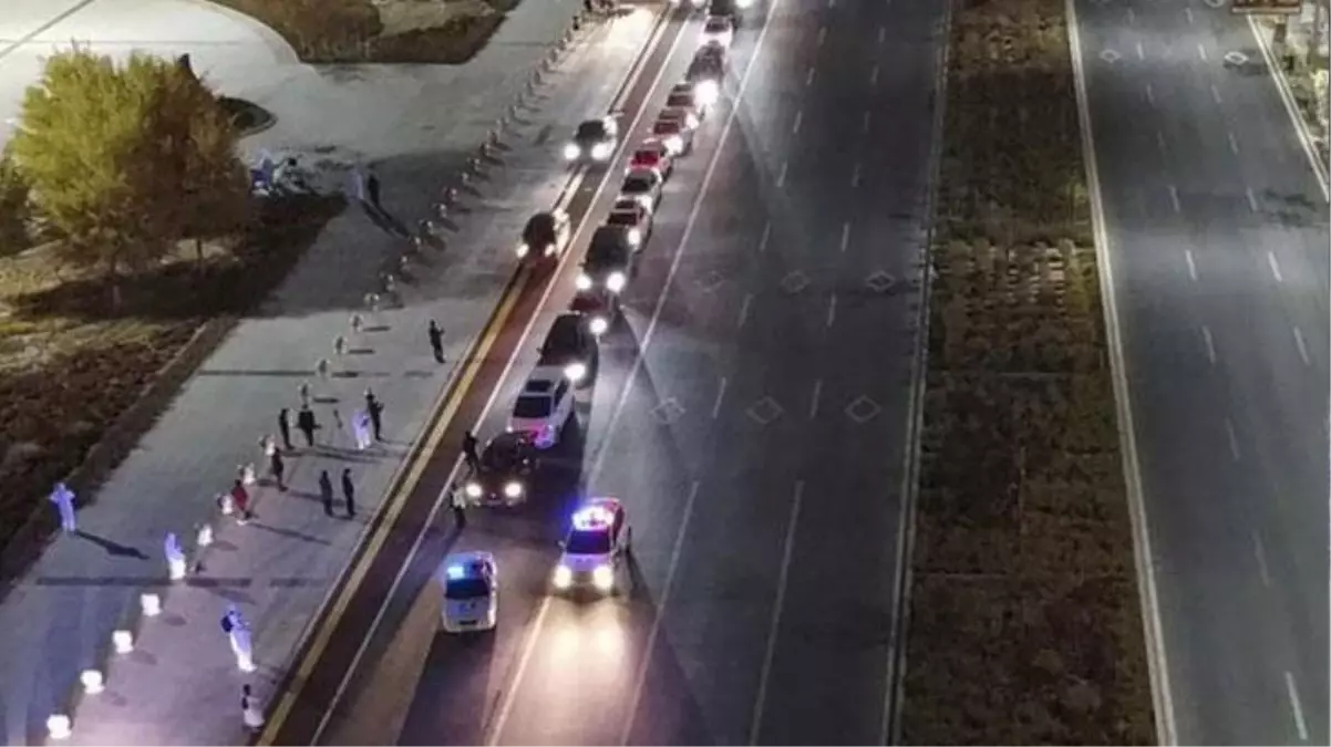 Koronavirüs nedeniyle gece yarısı ilçedeki tüm ışıklar kırmızıya çevrildi