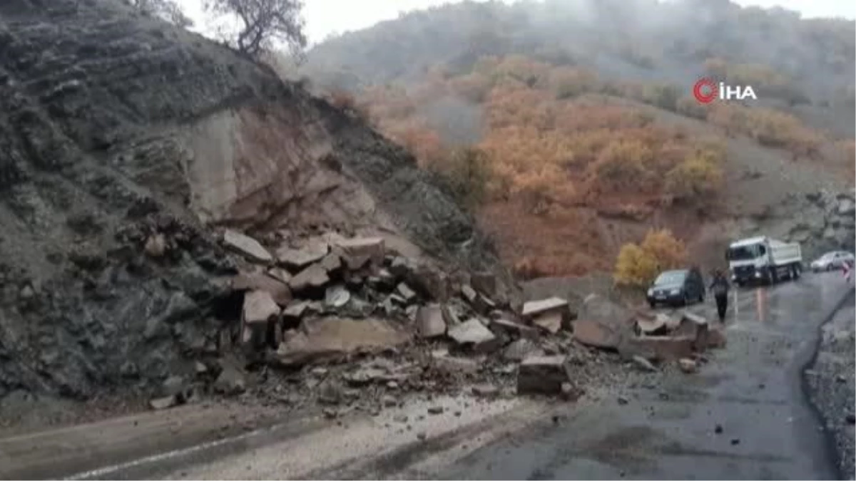 Düşen dev kaya parçaları yolu ulaşıma kapattı