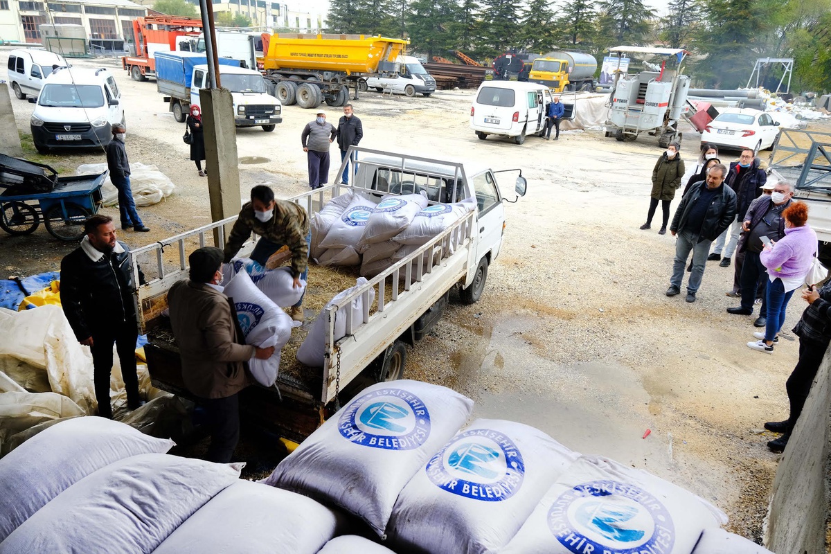 Eskişehir Büyükşehir Belediyesi\'nden üreticilere yem desteği!