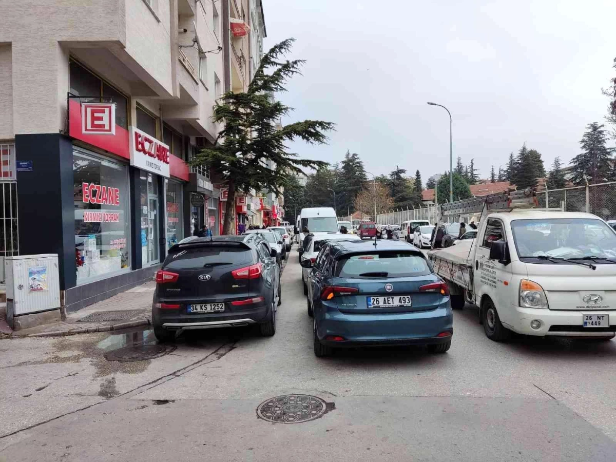 Eskişehir\'de çift sıra parkların önü alınamıyor