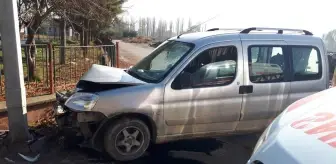 Gölpazarı'nda kamyonetin aydınlatma direğine çarpması sonucu 2 kişi yaralandı