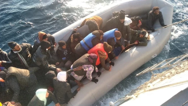 İzmir açıklarında Türk kara sularına itilen 157 düzensiz göçmen kurtarıldı