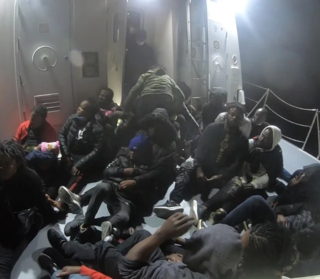 İzmir açıklarında Türk kara sularına itilen 157 düzensiz göçmen kurtarıldı