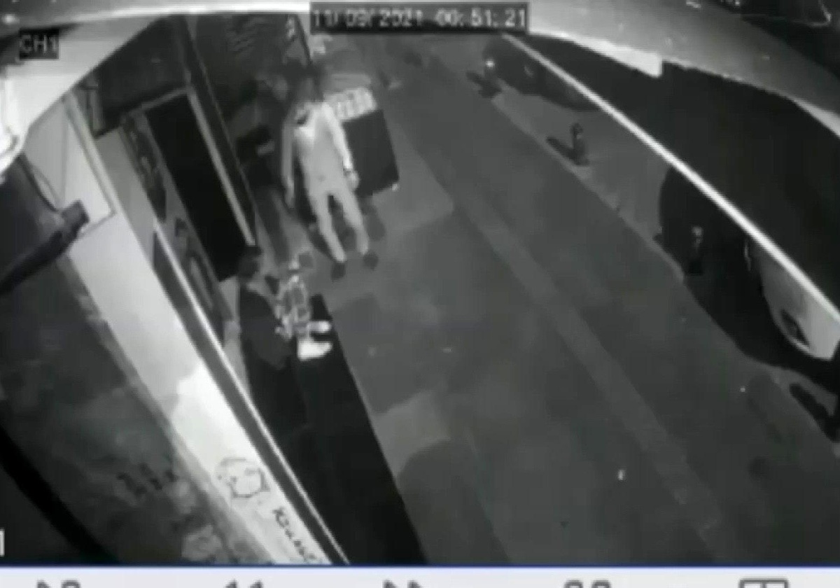 Kadıköy\'de eğlence mekanlarında dans edenlerin telefonlarını çalan şahıs kamerada