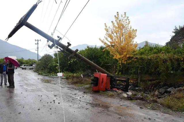 Kamyon kasasından düşen Forklift mahalleyi elektriksiz bıraktı