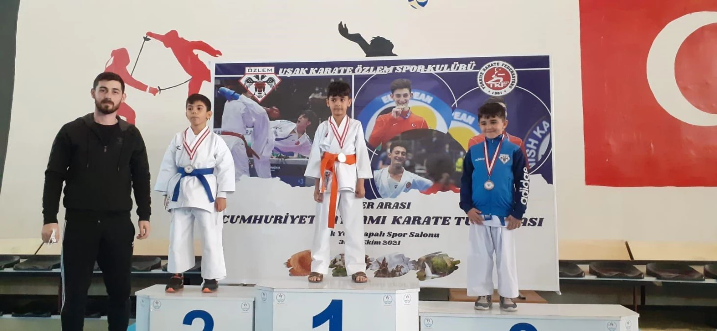 Karatecilerden Cumhuriyet Turnuvası\'nda 4 Madalya