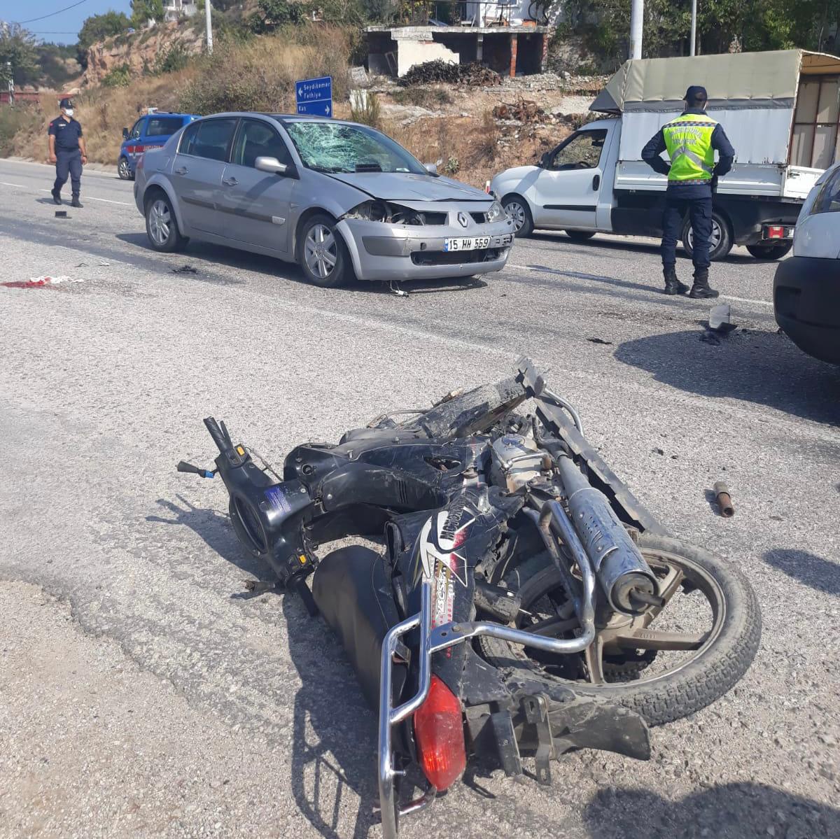 Kaş\'ta otomobille çarpışan motosikletin sürücüsü yaralandı