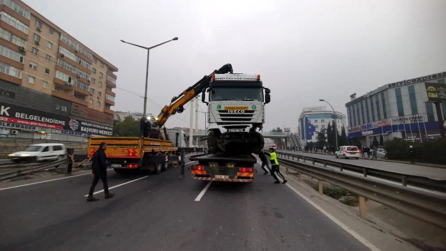 Bariyerlere çarpan tır D-100 kara yolunda trafiği aksattı