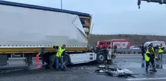 KUZEY MARMARA OTOYOLU'NDA KAZA YAPAN TIR DORSESİNDEN AYRILDI