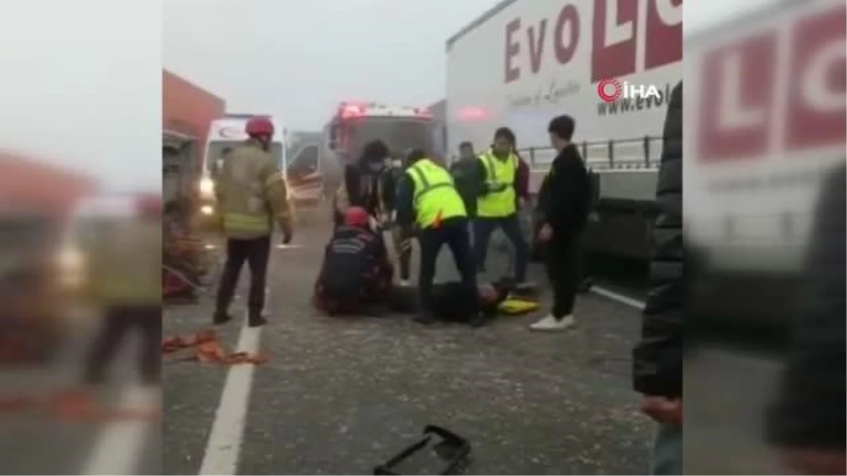 Kuzey Marmara otoyolunda kamyon yola devrildi, zincirleme kaza meydana geldi