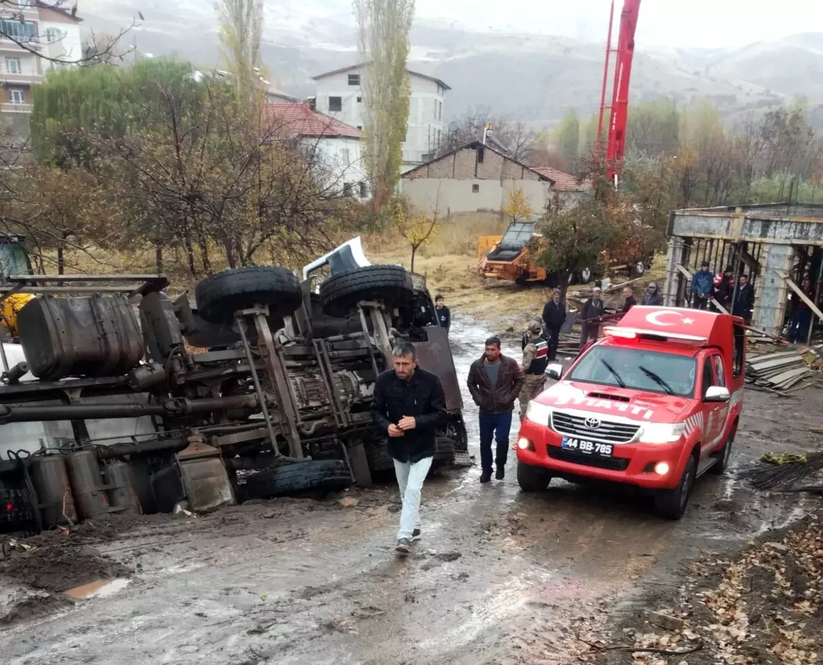 Malatya\'da devrilen beton mikserinin sürücüsü araçta sıkıştı