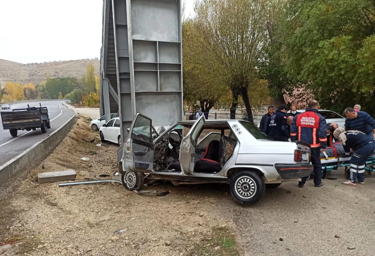 Malatya\'da otomobil üst geçidin ayağına çarptı: 1 ölü, 1 yaralı