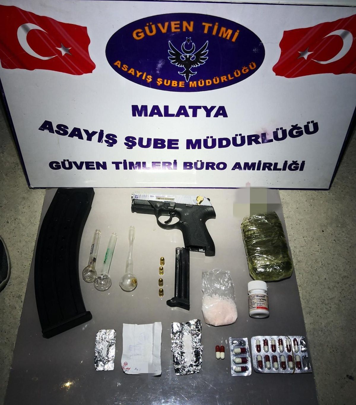 Malatya\'da şüphe üzerine durdurulan otomobilde patlayıcı, silah ve uyuşturucu bulundu