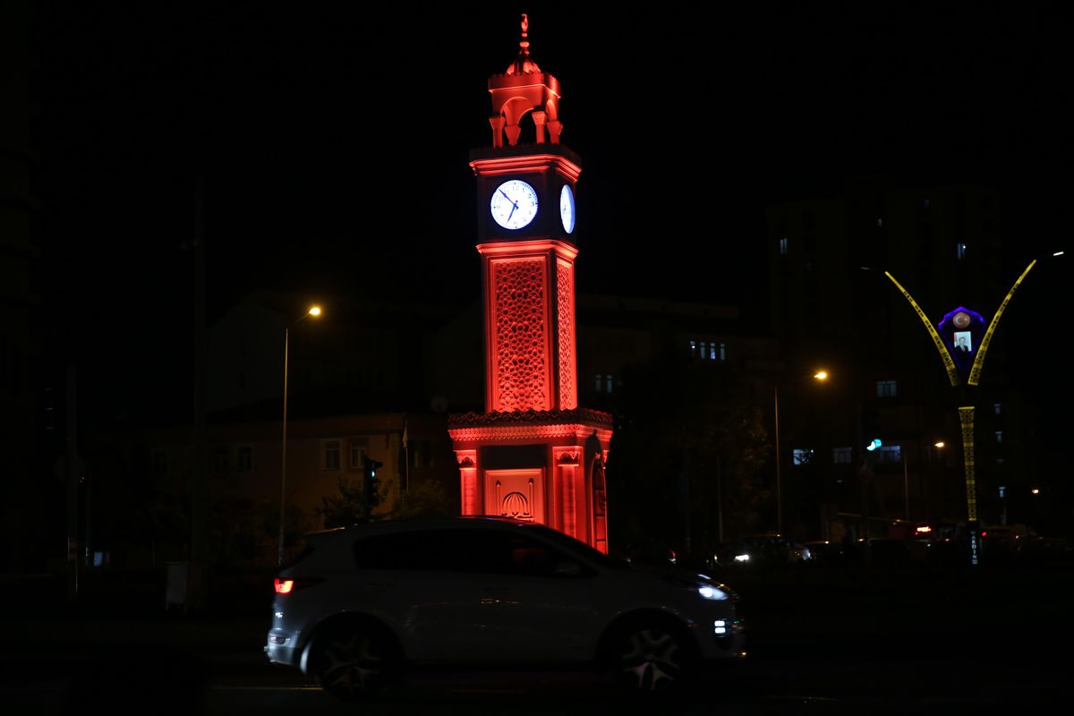 Saat Kulesi Turuncuya Boyandı