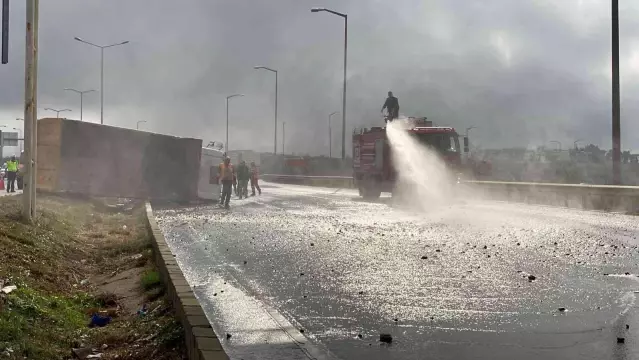 Önüne ambulans çıkan kamyon refüje çarpıp yan yattı
