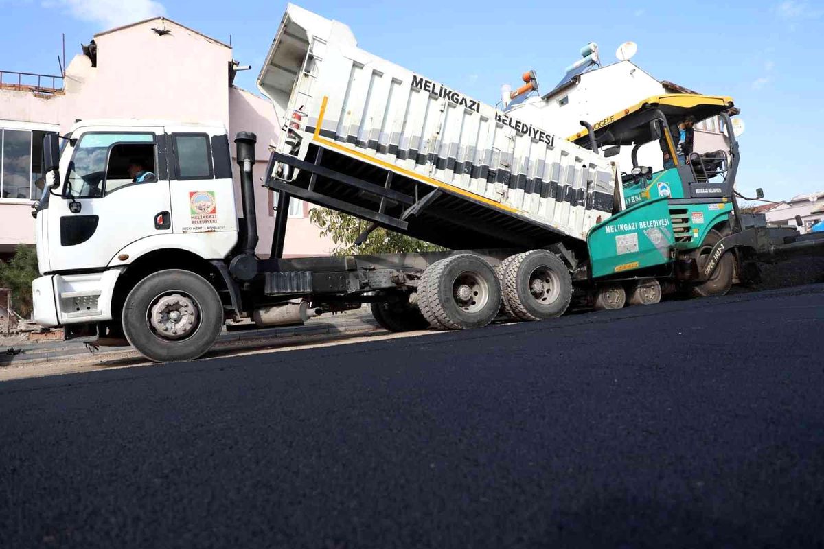 Osmanlı Mahallesi\'nde asfalt çalışması ile yollar yenileniyor