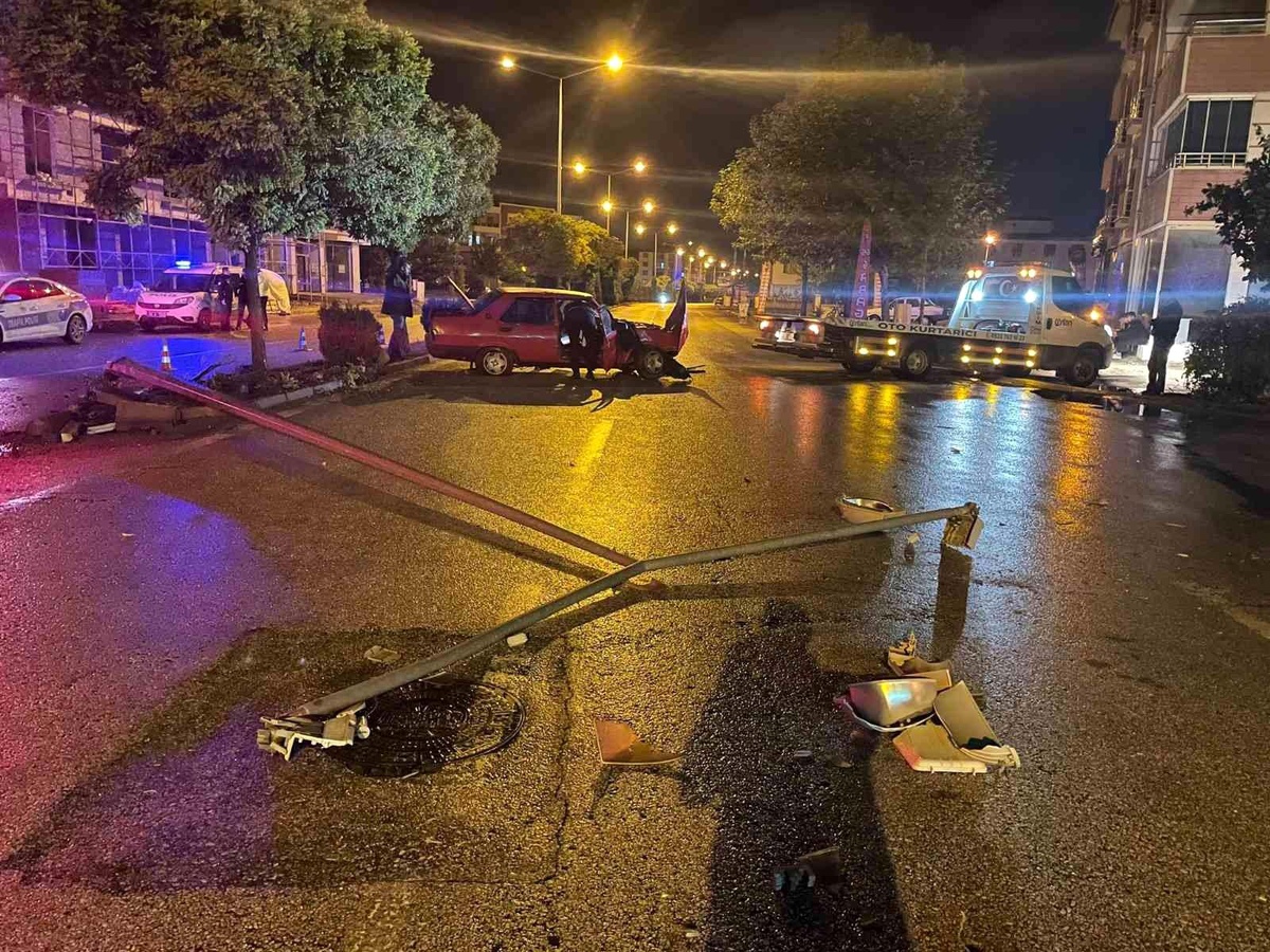 Otomobil aydınlatma direğine çarptı: 1 yaralı