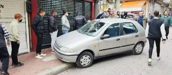 Otomobil, kaldırımda yürüyen 4 kişilik ailenin arasına daldı! Dehşet anları kamerada