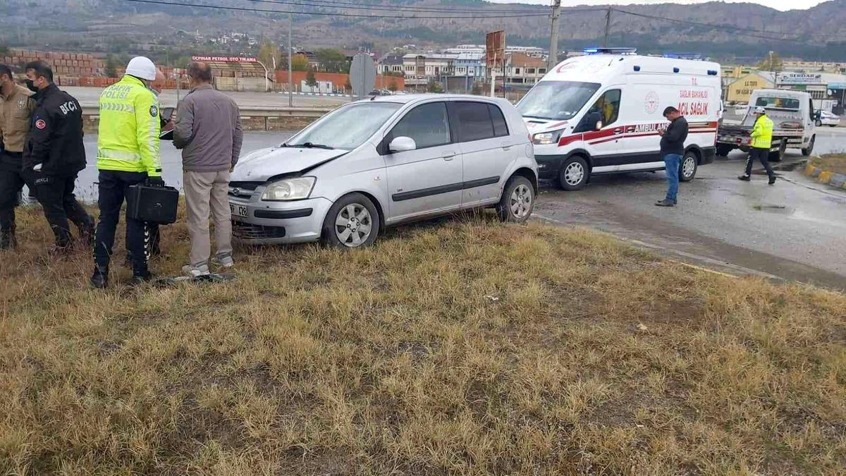 Otomobil refüjdeki kaldırıma çıktı: 1 yaralı