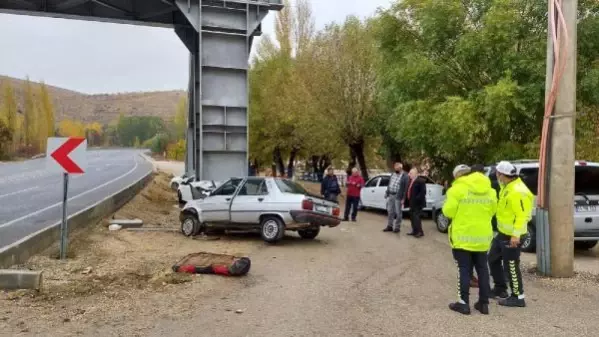 Üstgeçit direğine çarpan araçta korkunç detay! Ölen eşiyle dakikalarca araçta mahsur kaldı