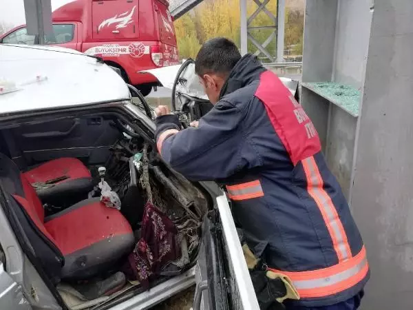 Üstgeçit direğine çarpan araçta korkunç detay! Ölen eşiyle dakikalarca araçta mahsur kaldı