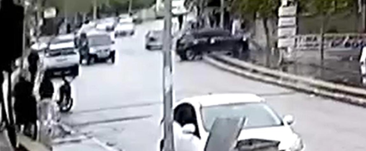 Otomobillerin çarpıştığı kaza güvenlik kamerasına yansıdı