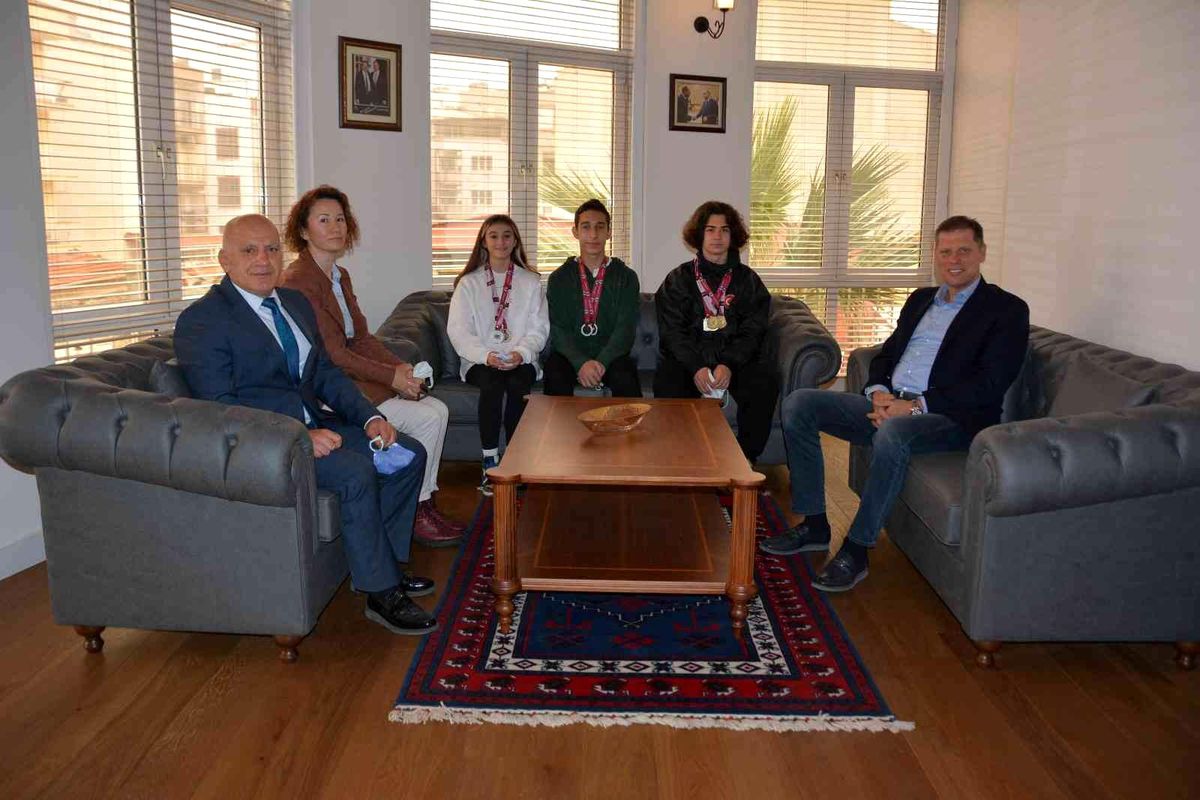 Özkasap, Manisa TB Anadolu Lisesi\'nin şampiyon öğrencilerini ağırladı