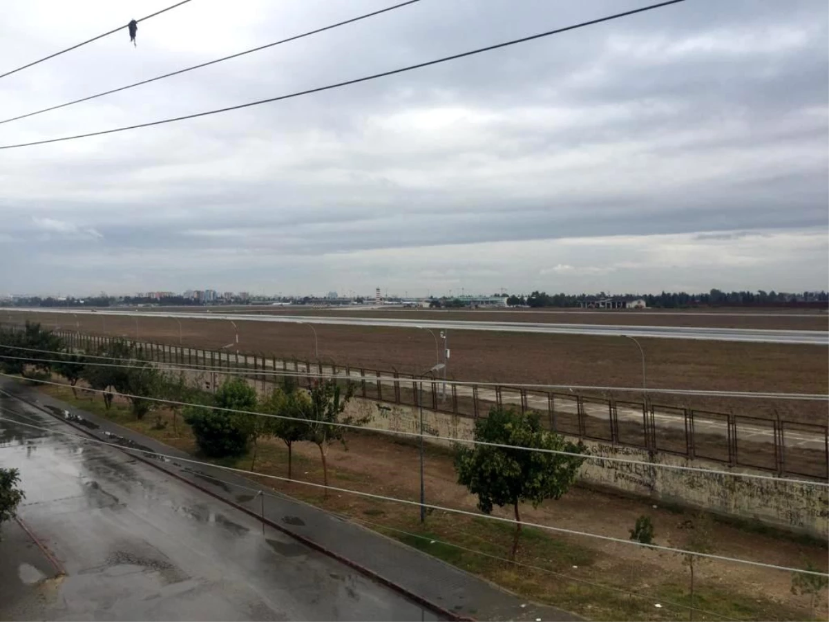 Polisten kaçan göçmenler Adana Havalimanı\'na girdi