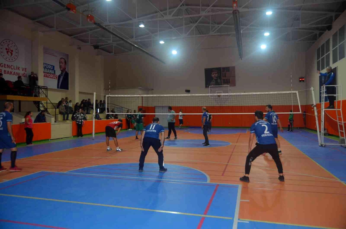 Son dakika haberi! Selendi\'de kurumlar arası voleybol turnuvası başladı