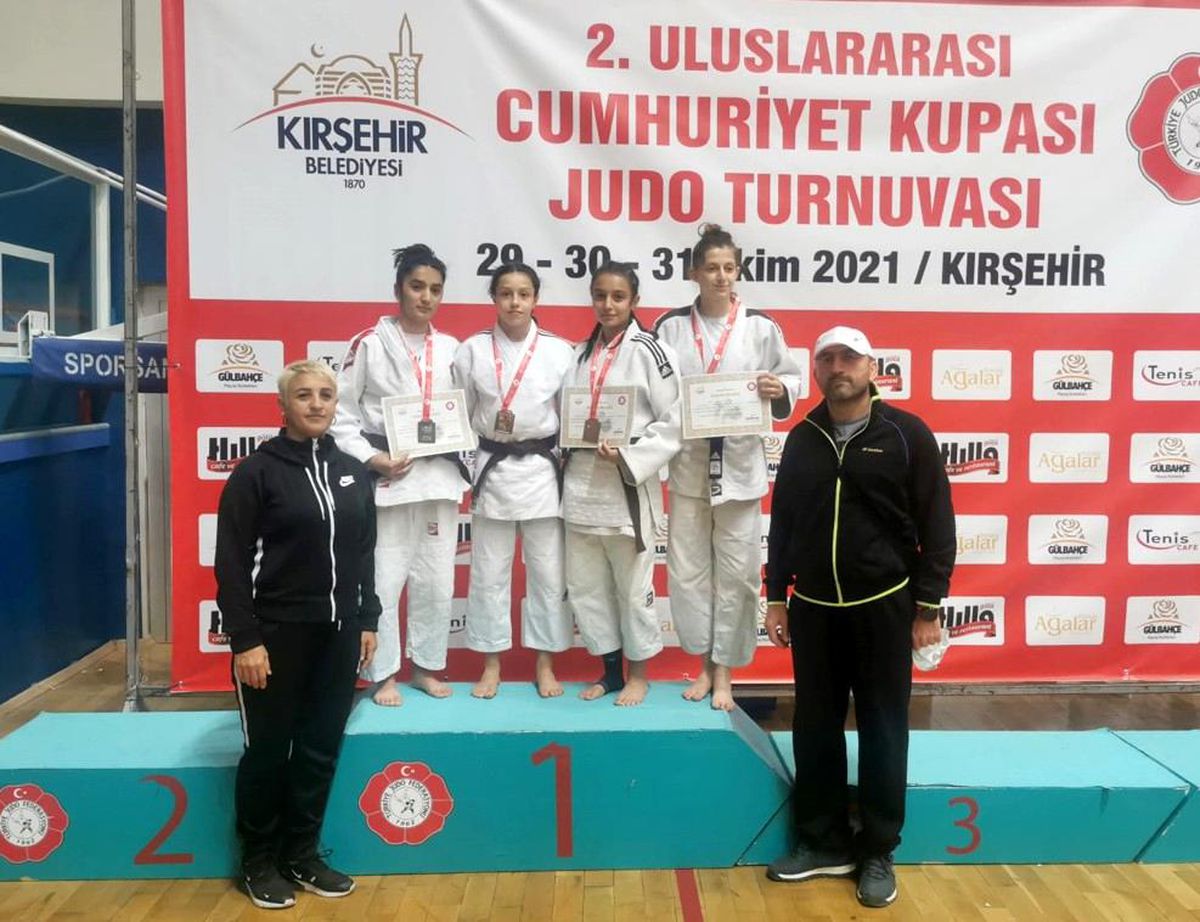 Sivaslı judocular Uluslararası Cumhuriyet Judo Turnuvasında 6 madalya kazandı