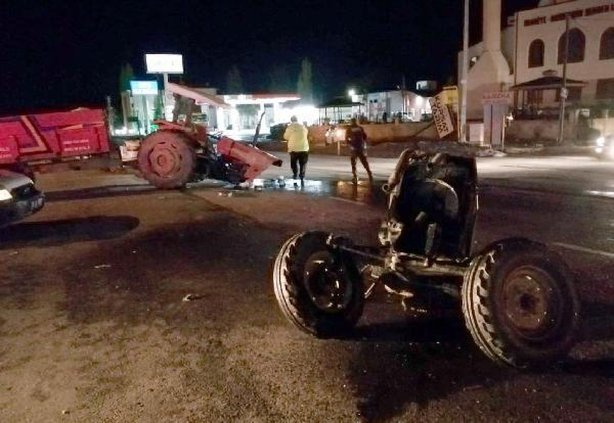 TIR\'la çarpışan traktör ikiye bölündü
