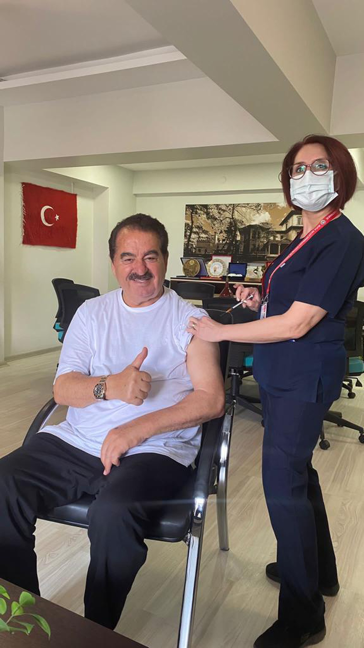 Ünlü şarkıcı İbrahim Tatlıses 4. doz Kovid-19 aşısını İzmir\'de oldu