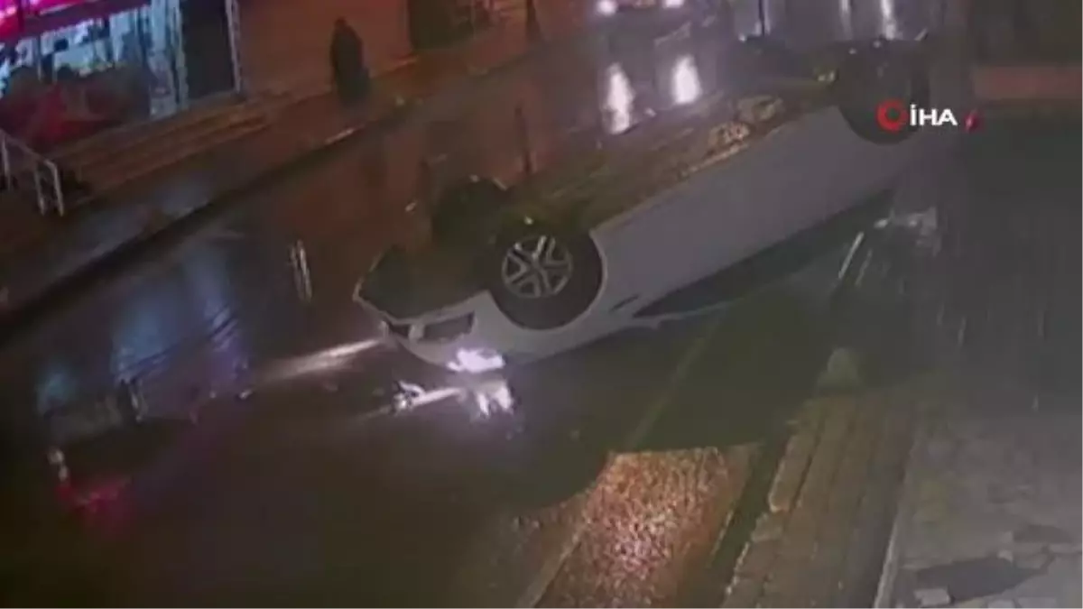 Üsküdar\'da bariyere çarpan otomobil takla attı