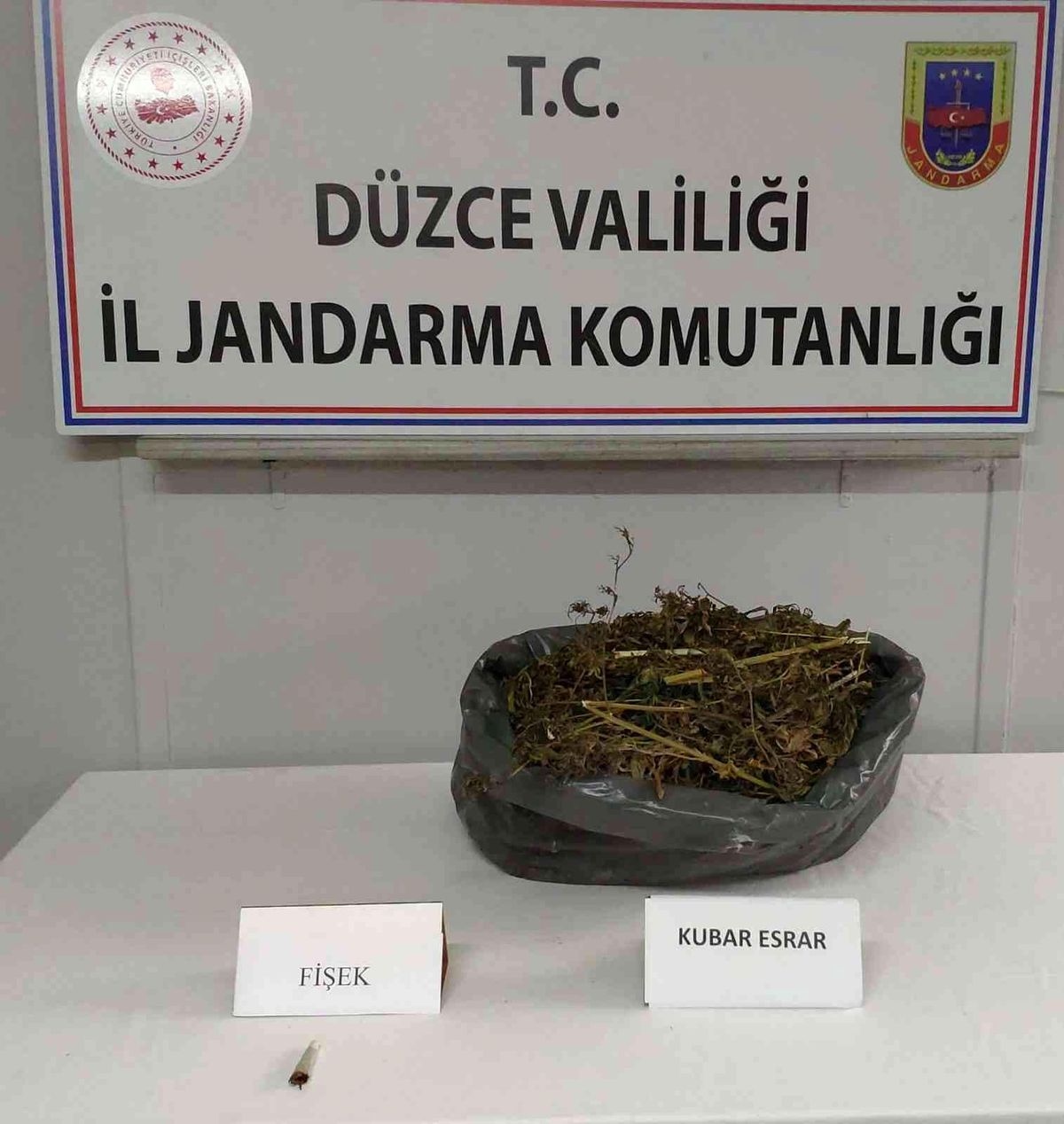 Uyuşturucuyu su kanalına saklamış