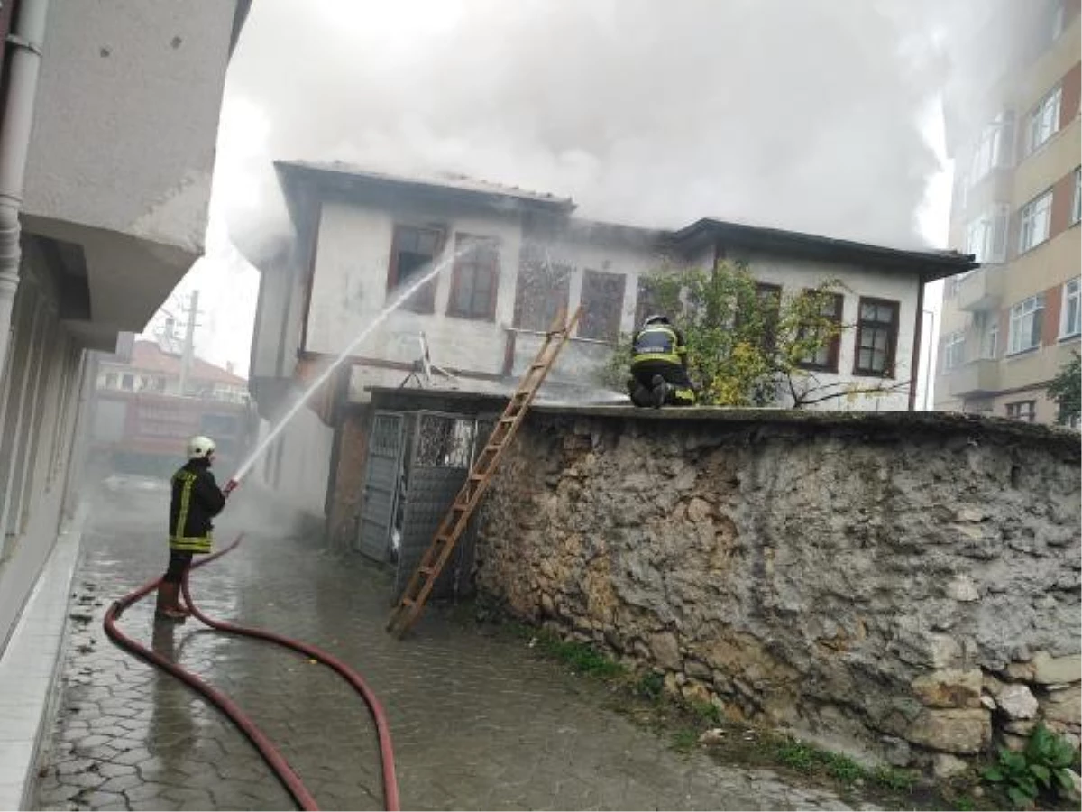 Yanan ahşap evin camları patladı, 3 kişi yaralandı