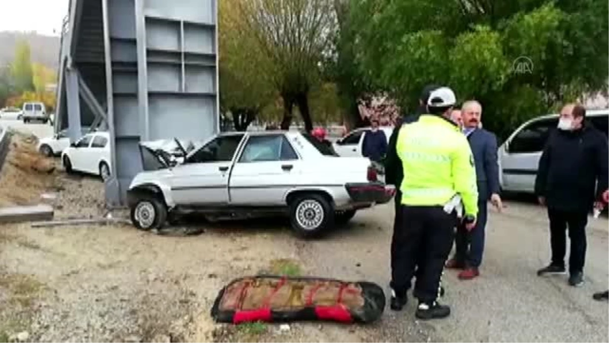 Son dakika haber... Yaya üst geçidine çarpan otomobildeki kadın hayatını kaybetti