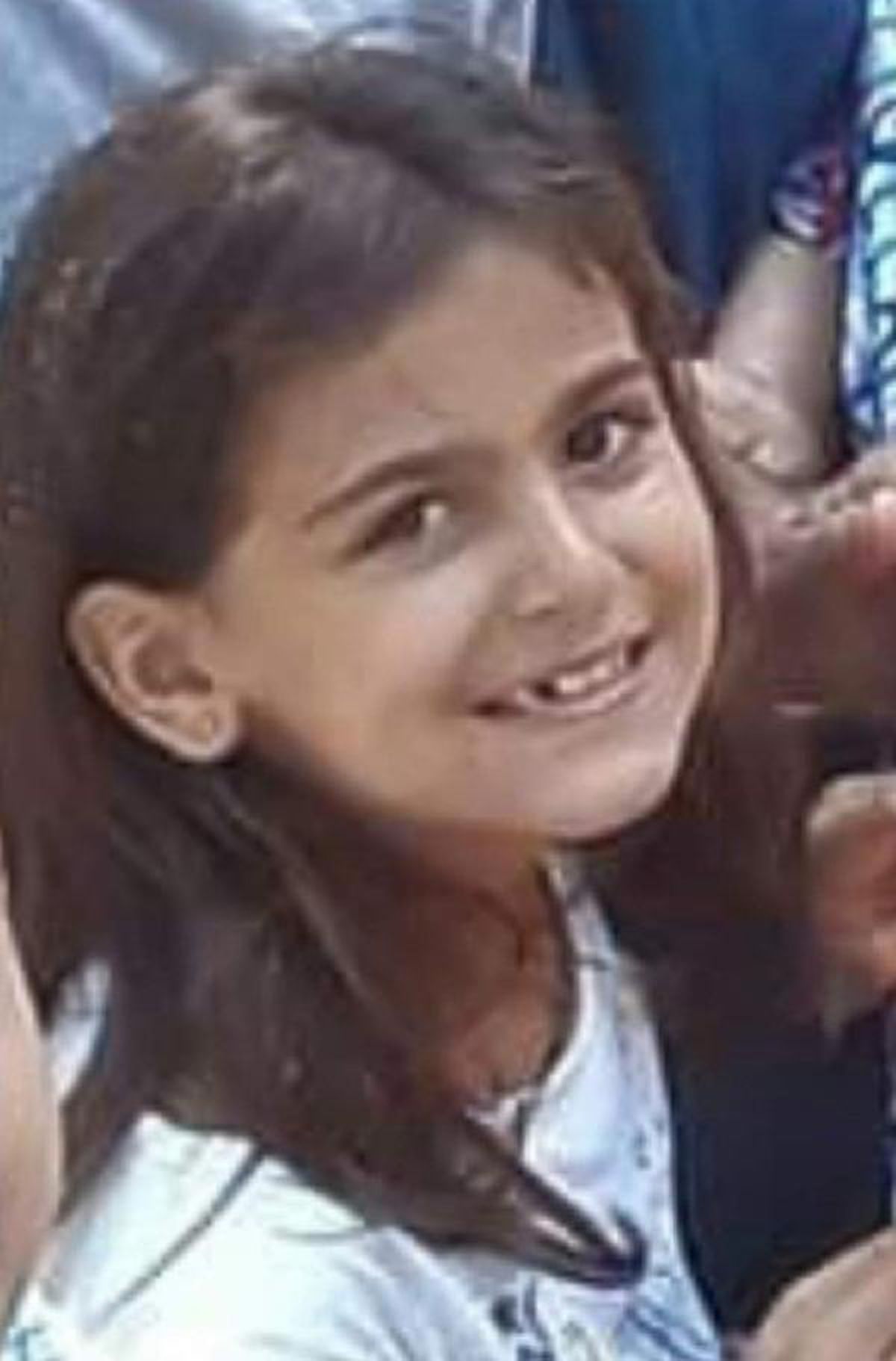 Son dakika haberleri... Yolun karşısına geçmek isteyen aile üst geçidi kullanmadı, Hilal öldü