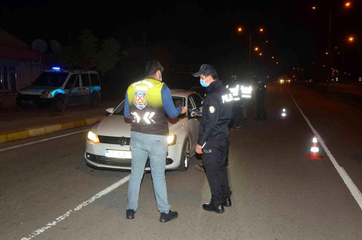 Antalya\'da sürücülere maske ve trafik denetimi