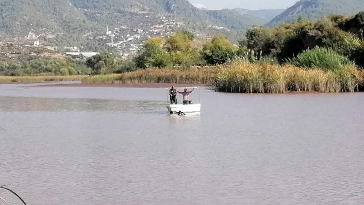 Antalya\'da tekne devrildi, kayıp olan bir kişi aranıyor
