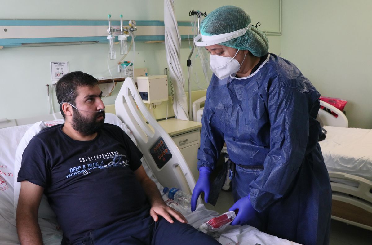 Aşı karşıtı olarak girdiği Kovid-19 servisinden aşı gönüllüsü olarak çıktı