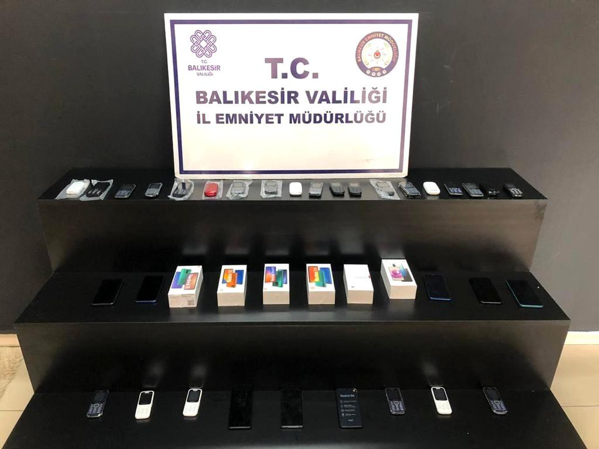 Balıkesir\'de polis kaçak telefona \'sinyal\' çaktı