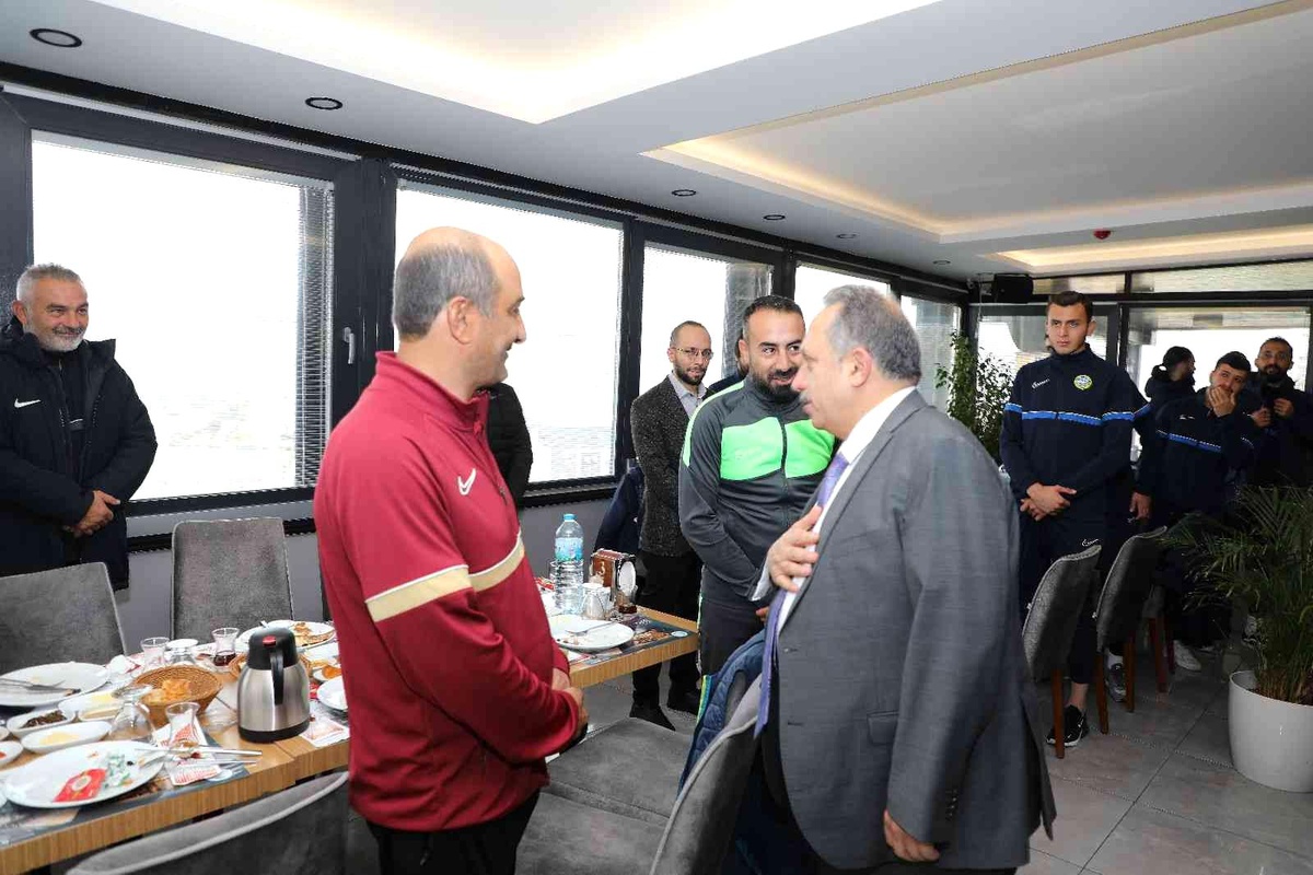 Başkan Yalçın, Talasgücü Belediyespor takımıyla buluştu