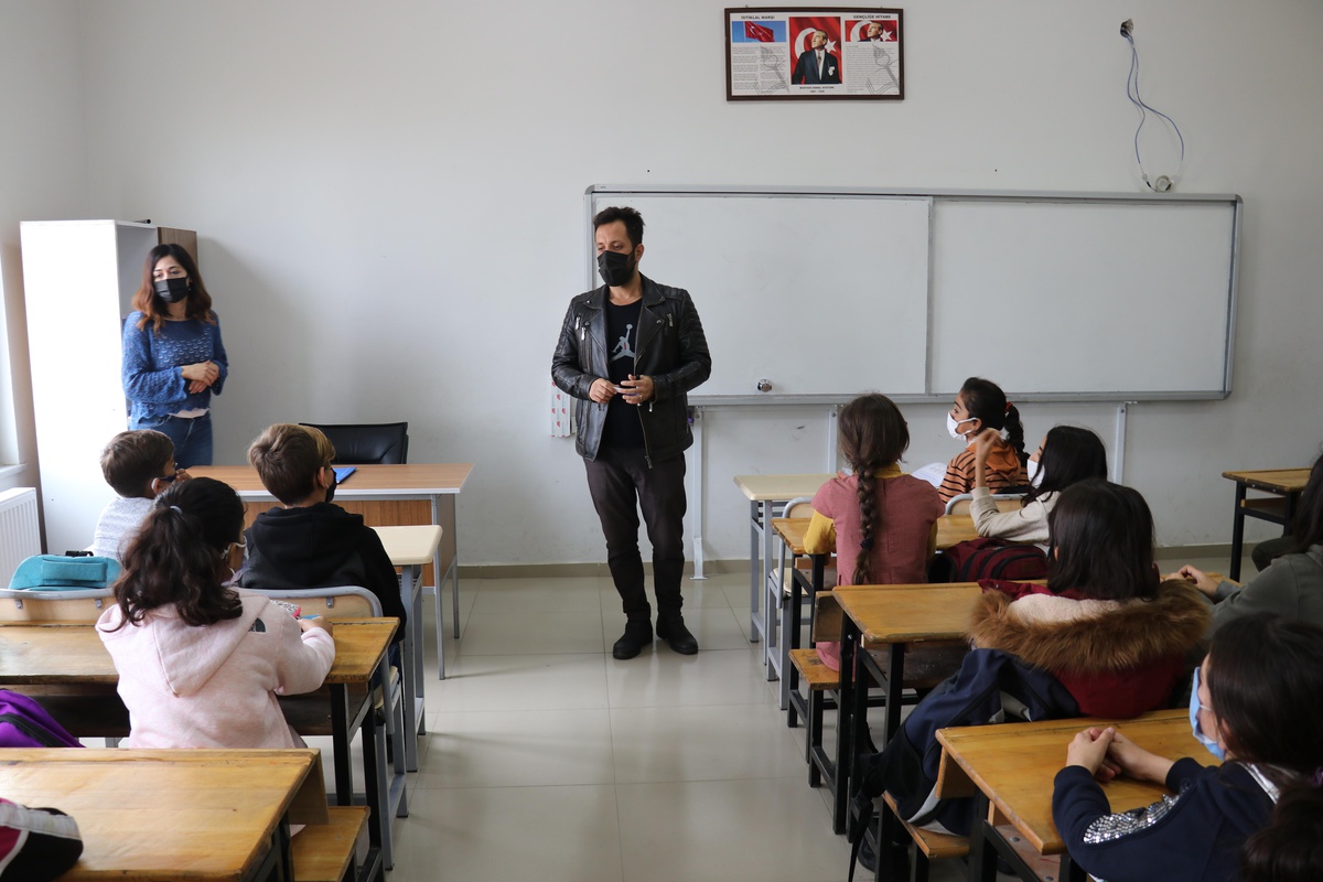 Batman\'da köyleri gezen rehber öğretmenler dezavantajlı öğrencilere hizmet veriyor