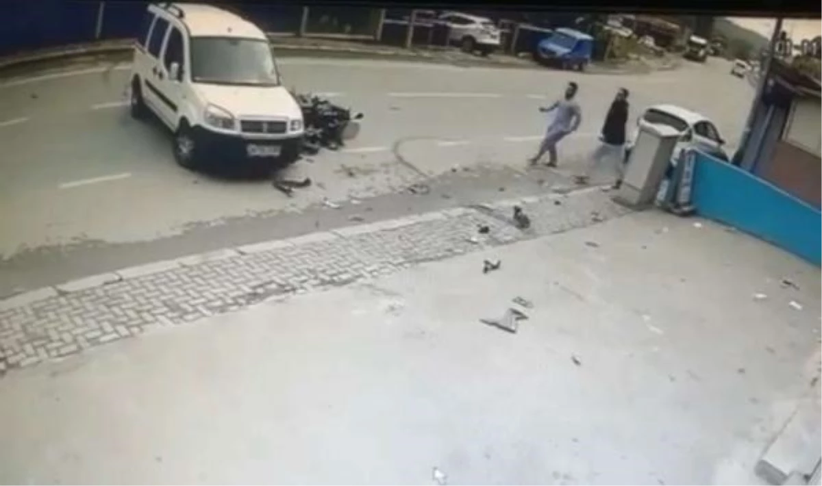 Beykoz\'da feci kaza; motosikletli otomobilin camında asılı kaldı