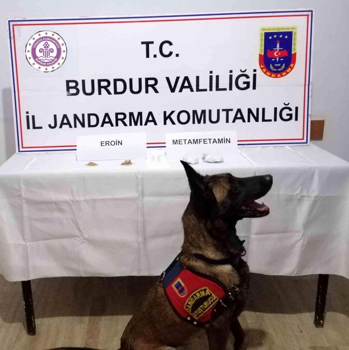 Burdur\'da yol kontrol noktasında durdurulan araçta uyuşturucu maddeler ele geçirildi