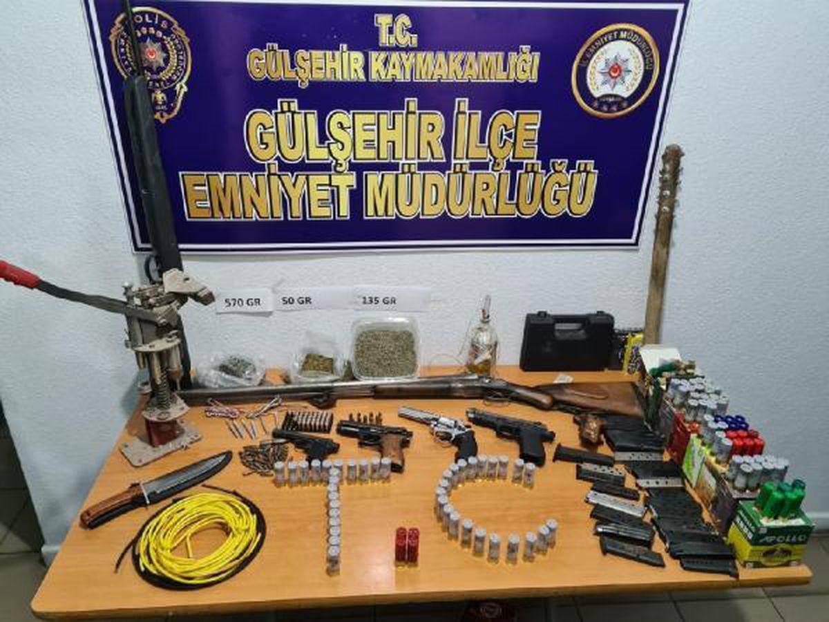 Cinsel saldırıdan aranan şüpheli, evinde çok sayıda silahla yakalandı